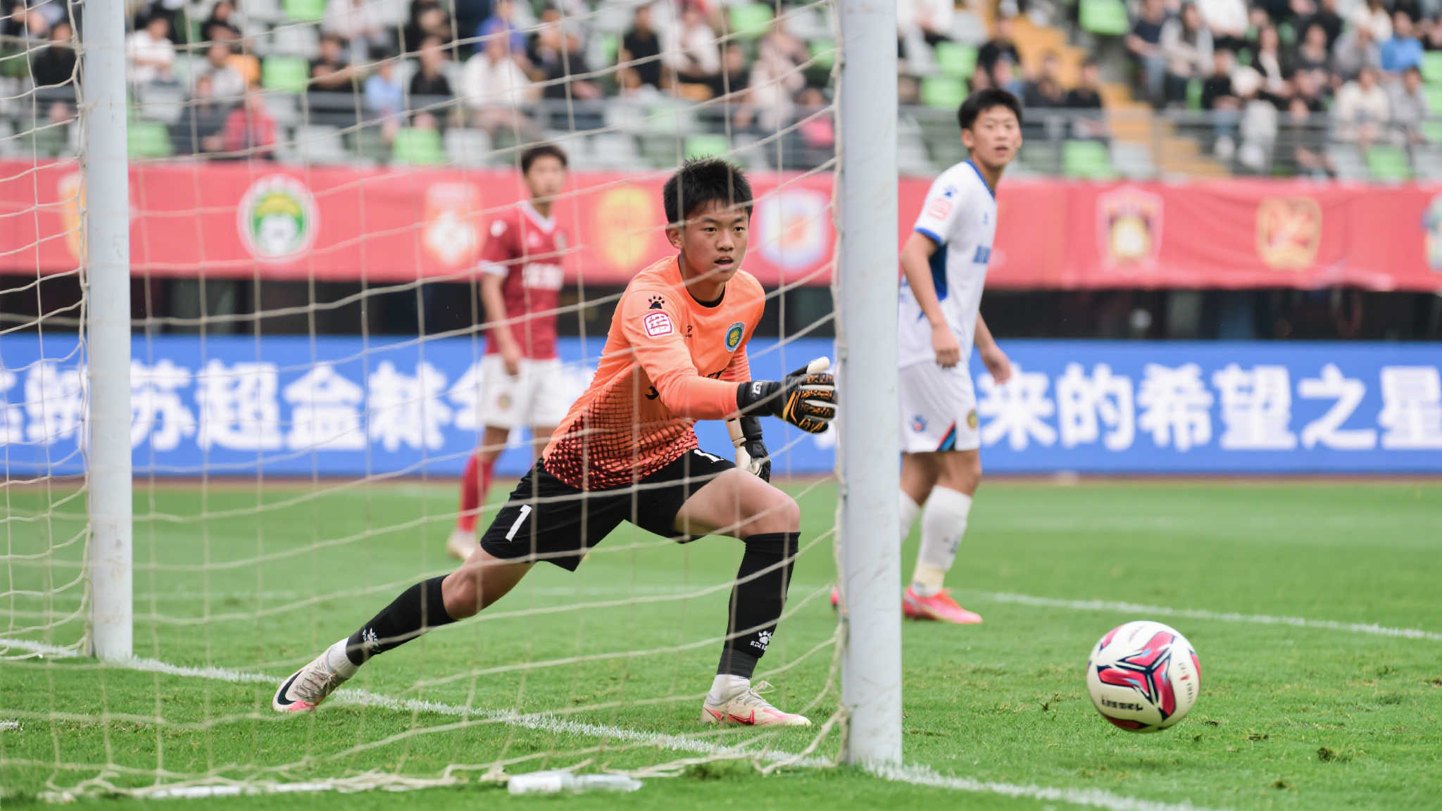 青春无敌!盐城队门将严子航:高二学子闪耀苏超赛场 青春无敌!盐城队门将严子航:高二学子闪耀苏超赛场